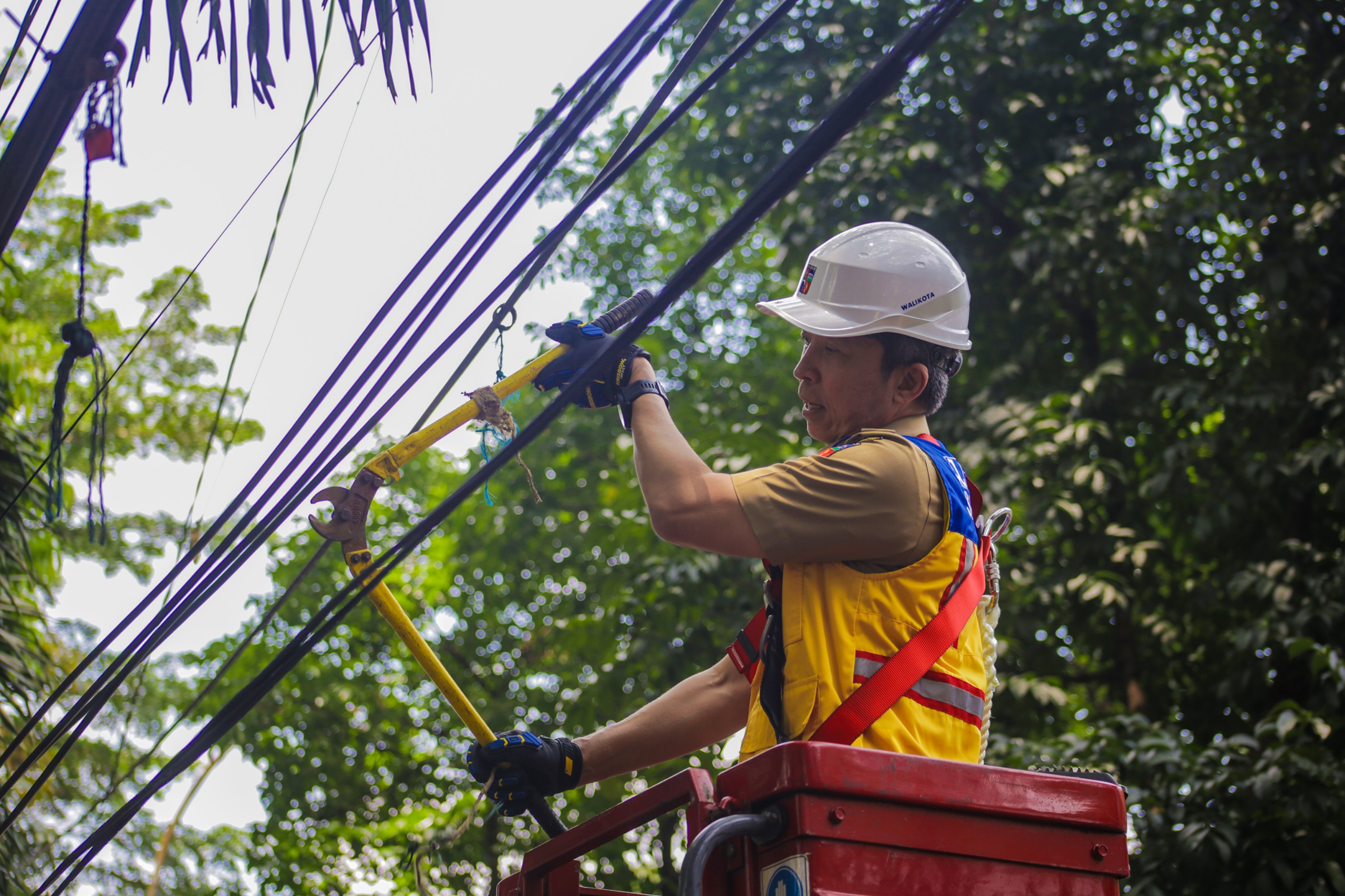 Tata Wajah Kota, Dedie Rachim Pimpin Penataan Kabel Udara di Kota Hujan