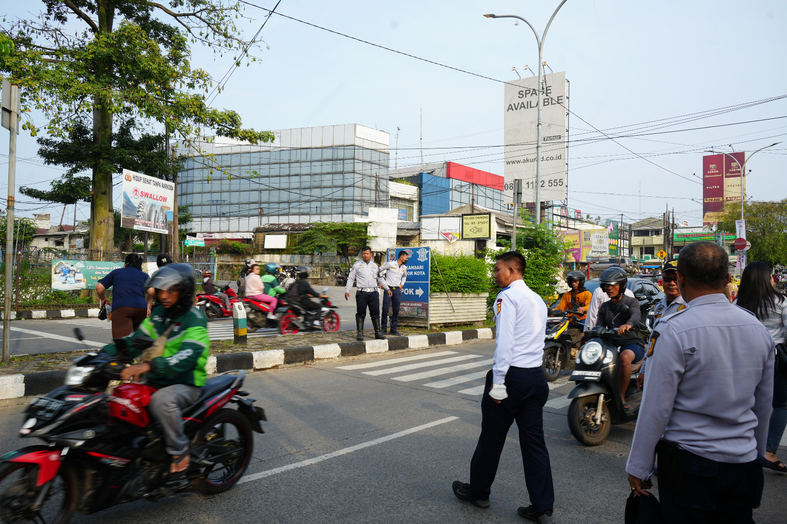 Dishub Pasang Rambu Larangan Parkir Atasi Kemacetan di Simpang Cibinong Kabupaten Bogor