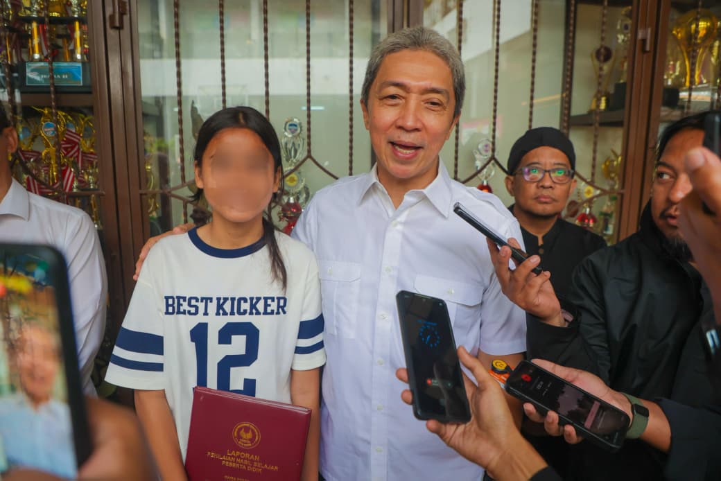 Gantikan Sosok Ayah, Wali Kota Bogor Ambilkan Rapor Adylla Siswi SDN Polisi 4