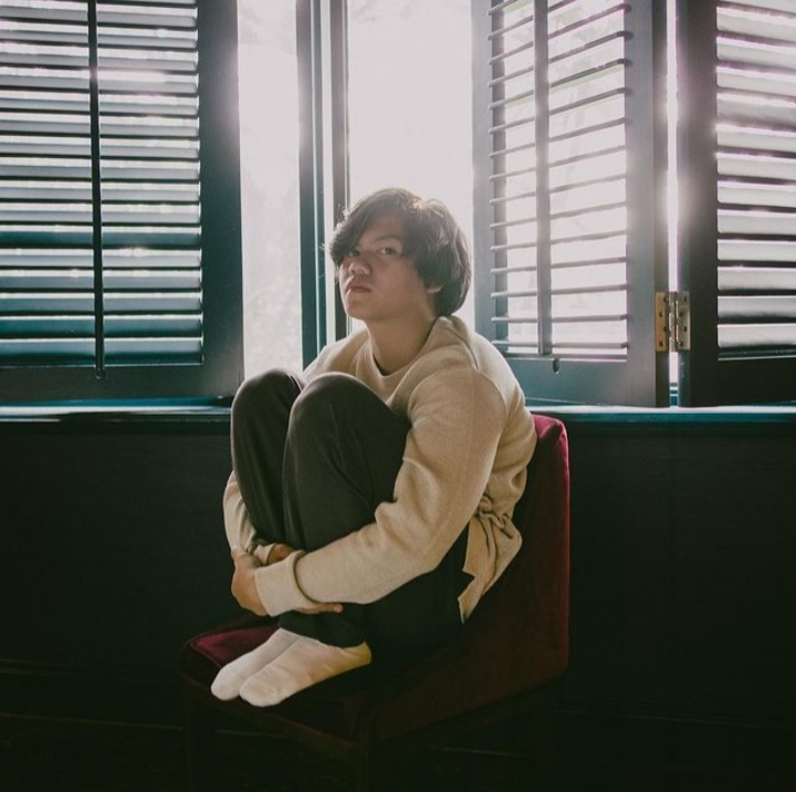 Lirik Lagu Blue Jeans oleh Gangga Kusuma Beserta Terjemahannya