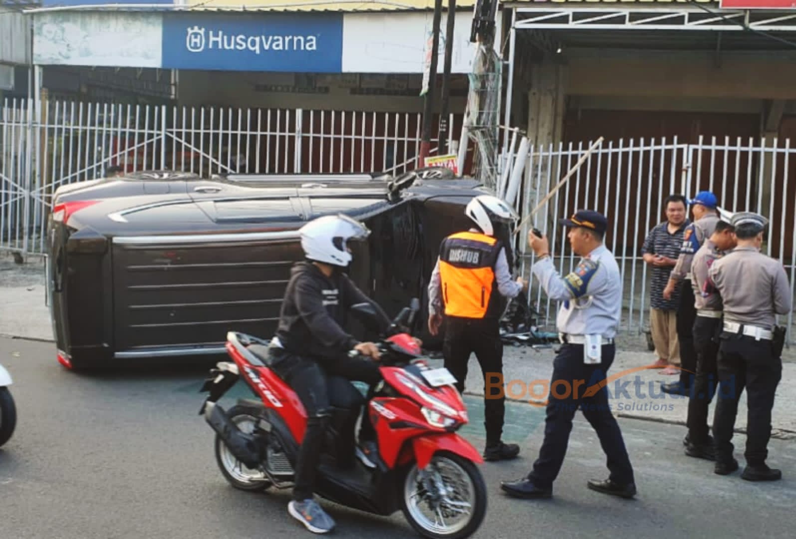 Pengemudi Pajero Sport Hantam Motor dan Tiang Listrik hingga Terguling, 3 Orang Alami Luka