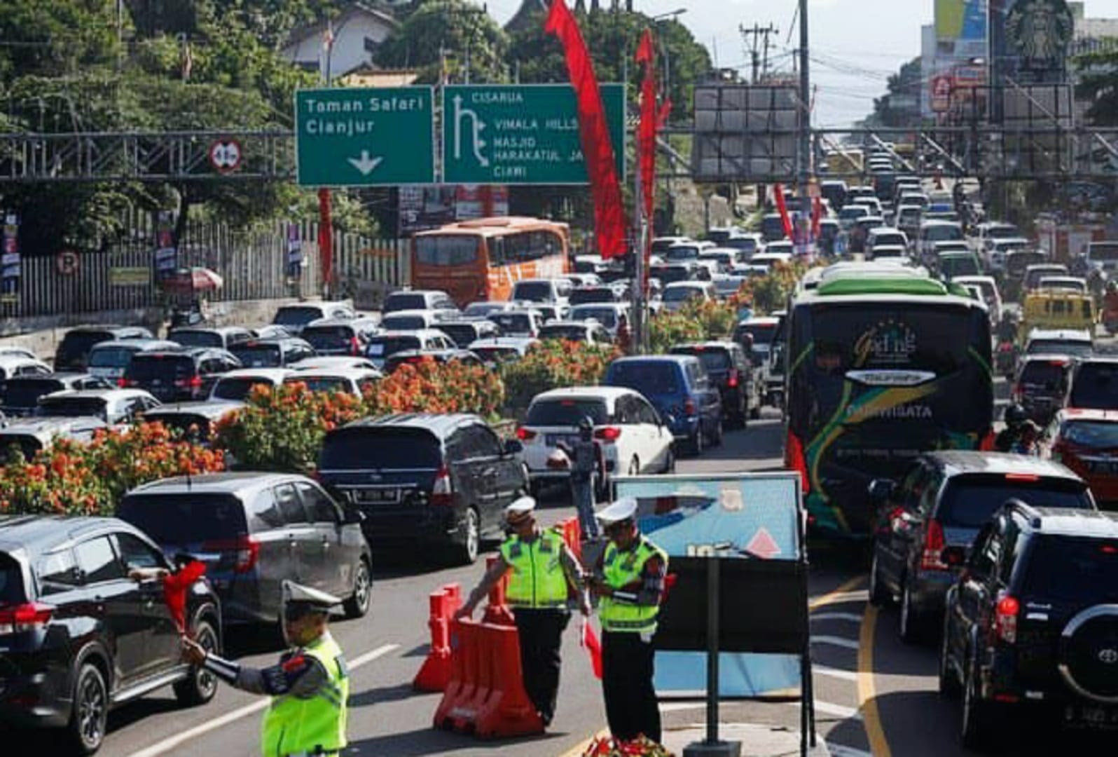 Truk Tronton Sejenisnya Dilarang Melintas Jalur Puncak di Libur Nataru