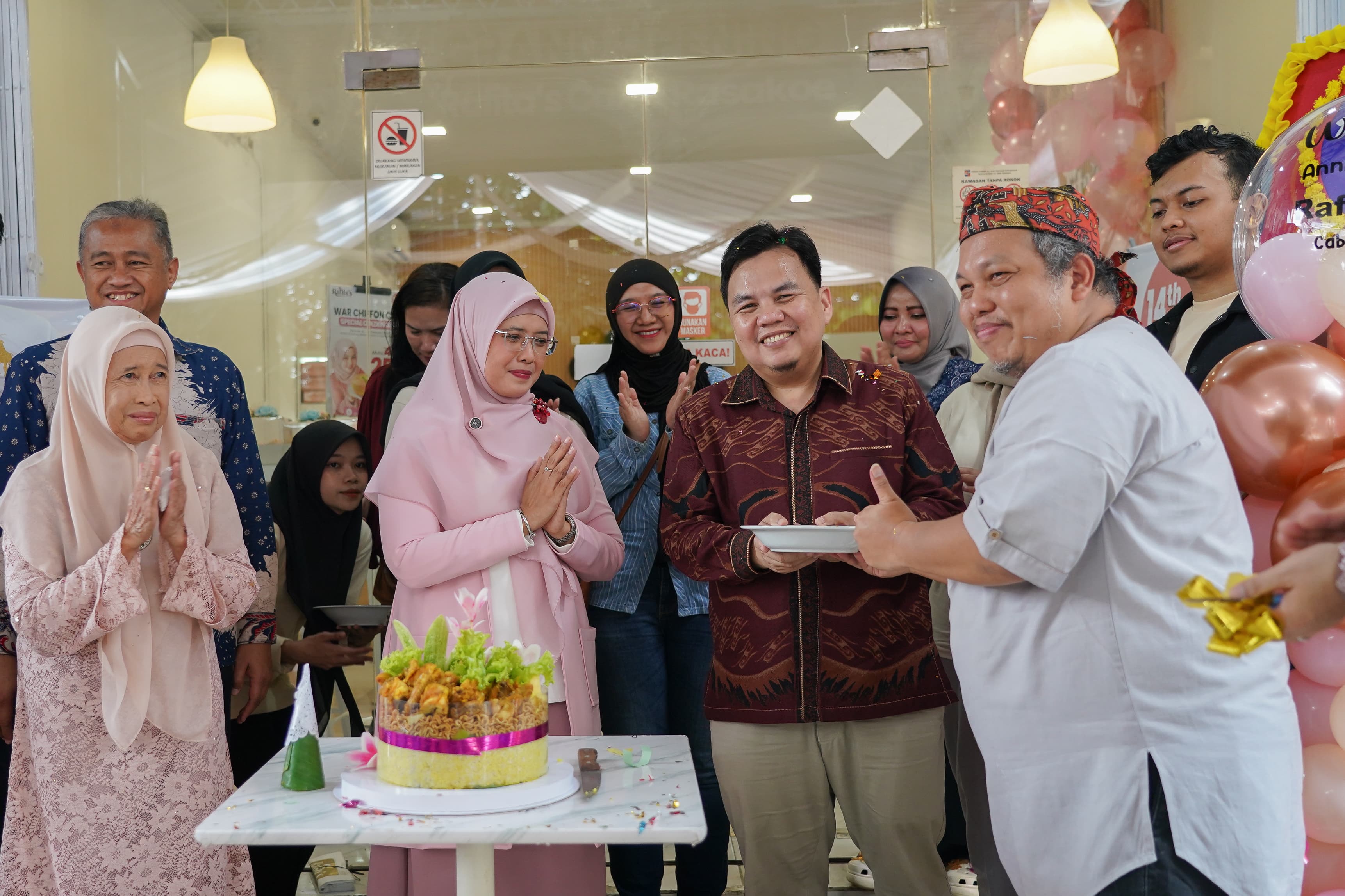 Perkuat Ekonomi Lokal, Adityawarman Adil Hadiri Grand Opening Rafita Cake Pasirmulya