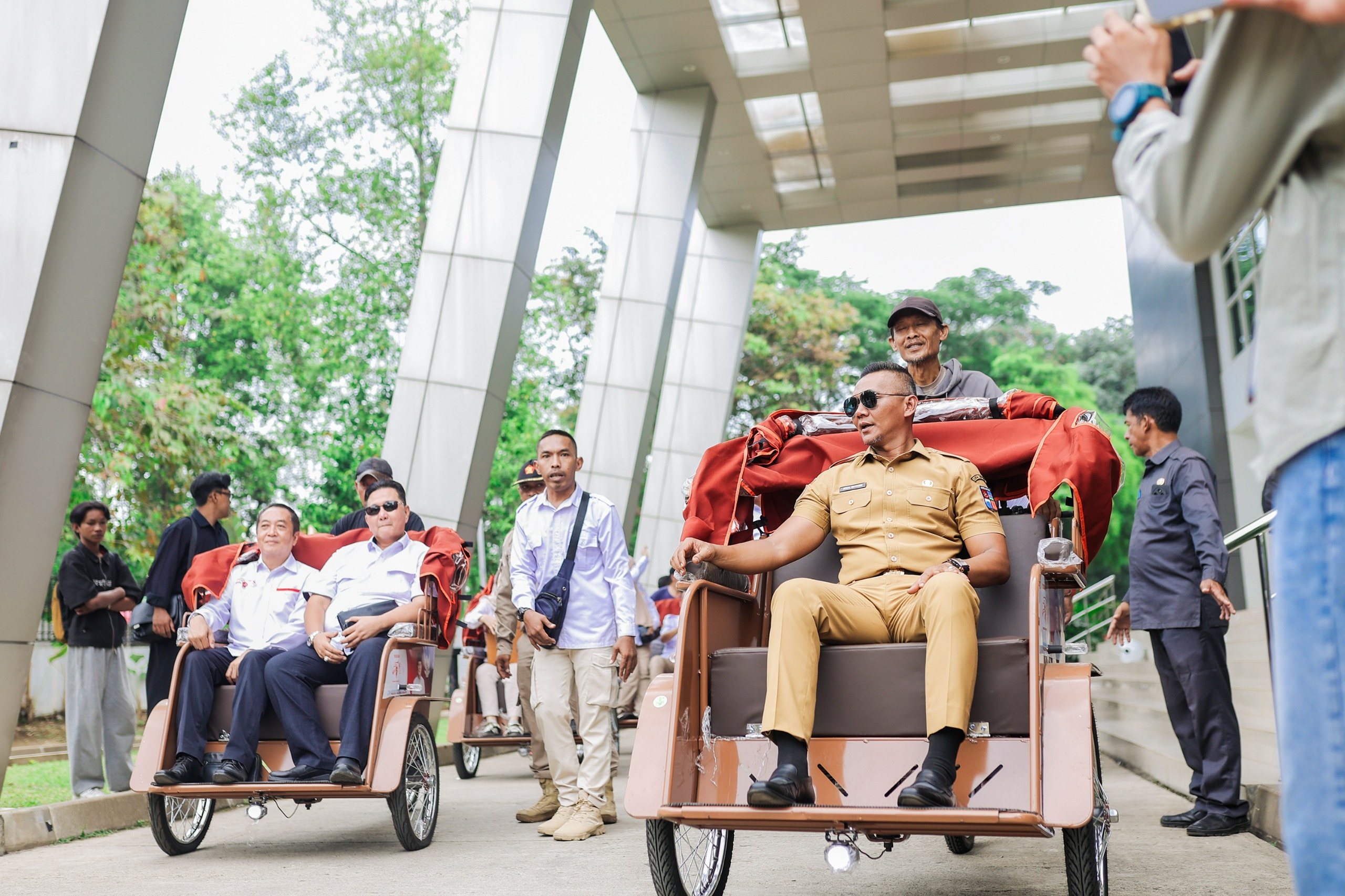 Presiden Prabowo Subianto Serahkan Bantuan 160 Becak Listrik di Kota Bogor