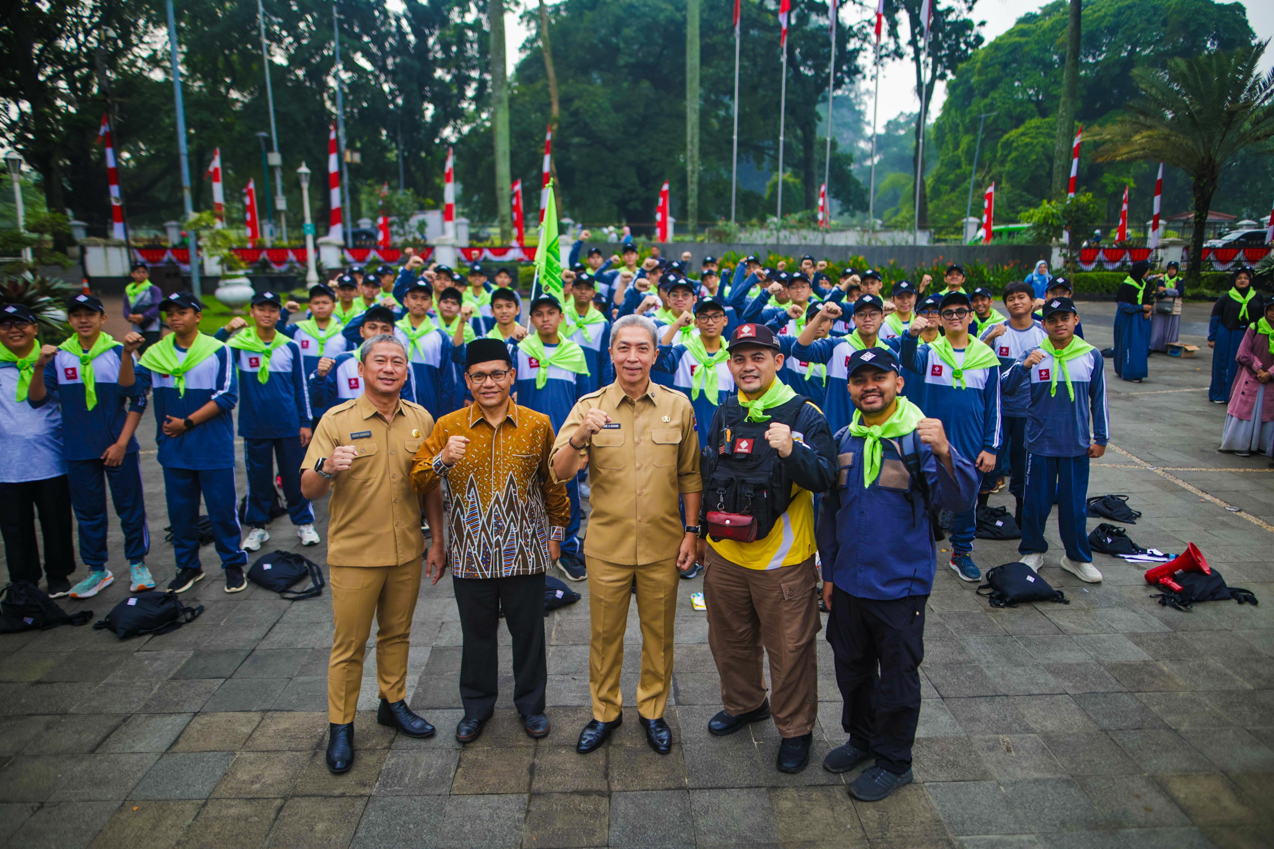Spektakuler, Wali Kota Bogor Lepas 100 Siswa SMA IT Insantama Ikuti Latihan Kepemimpinan Karakter 
