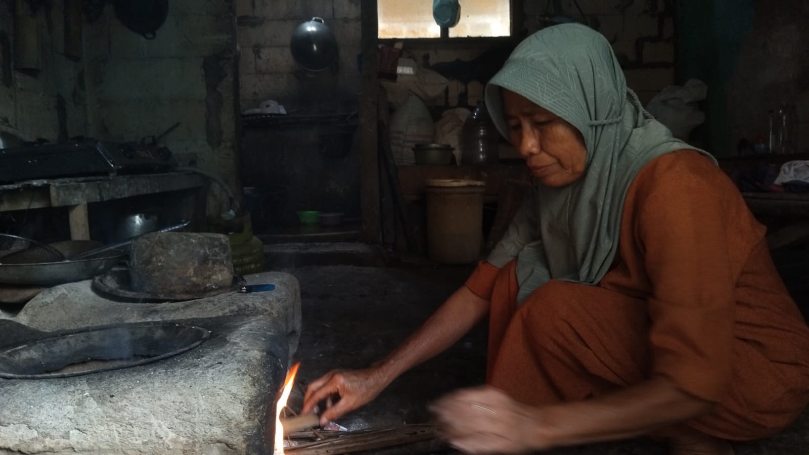 Efek Gas Melon Langka, Warga Karya Sari Leuwiliang Beralih ke Kayu Bakar