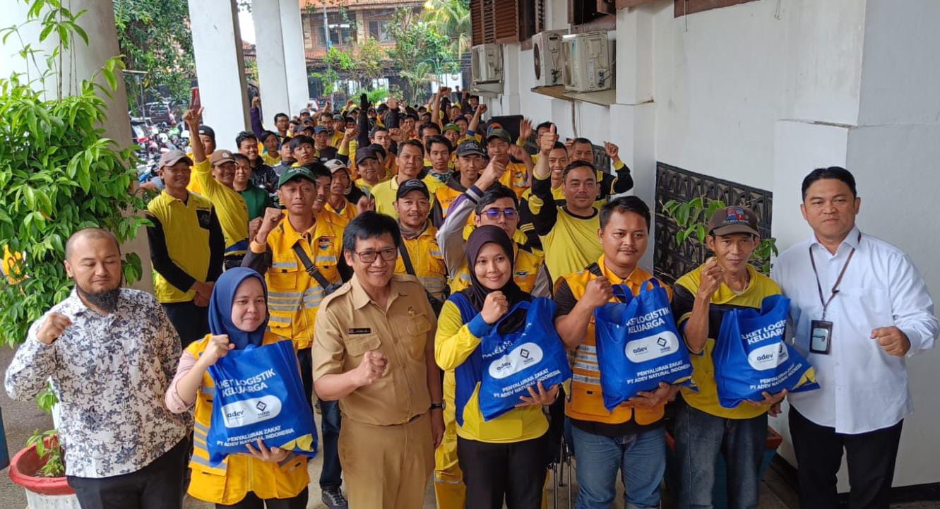 PT Adev Natural Indonesia Sebar Ratusan Paket Sembako ke Petugas Kebersihan DLH Kota Bogor
