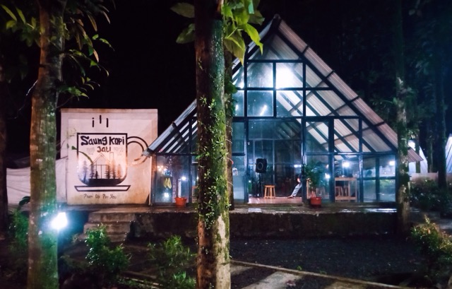 Ngopi Murah Sambil Berkontemplasi di Saung Kopi Jati, Coffee Shop di Ciapus dengan Suasana Tenang