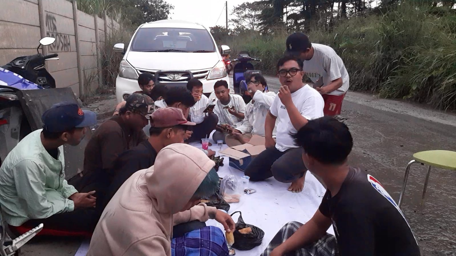 Pemuda dan Mahasiswa Rumpin Gelar Bukber di Jalan Rusak sebagai Bentuk Protes
