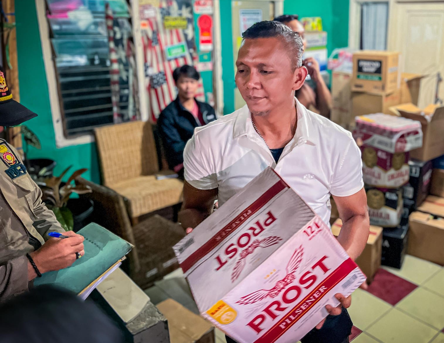 Jenal Mutaqin dan Petugas Sita 1.787 Botol Miras di Gudang Ilegal Online Kota Bogor