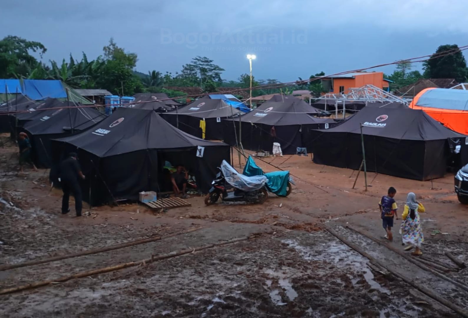 Ratusan Warga Desa Lembur Sawah Sukabumi Belum Tidur Nyenyak, Ini Kisah Pilu Hidup di Tenda Pengungsian! 