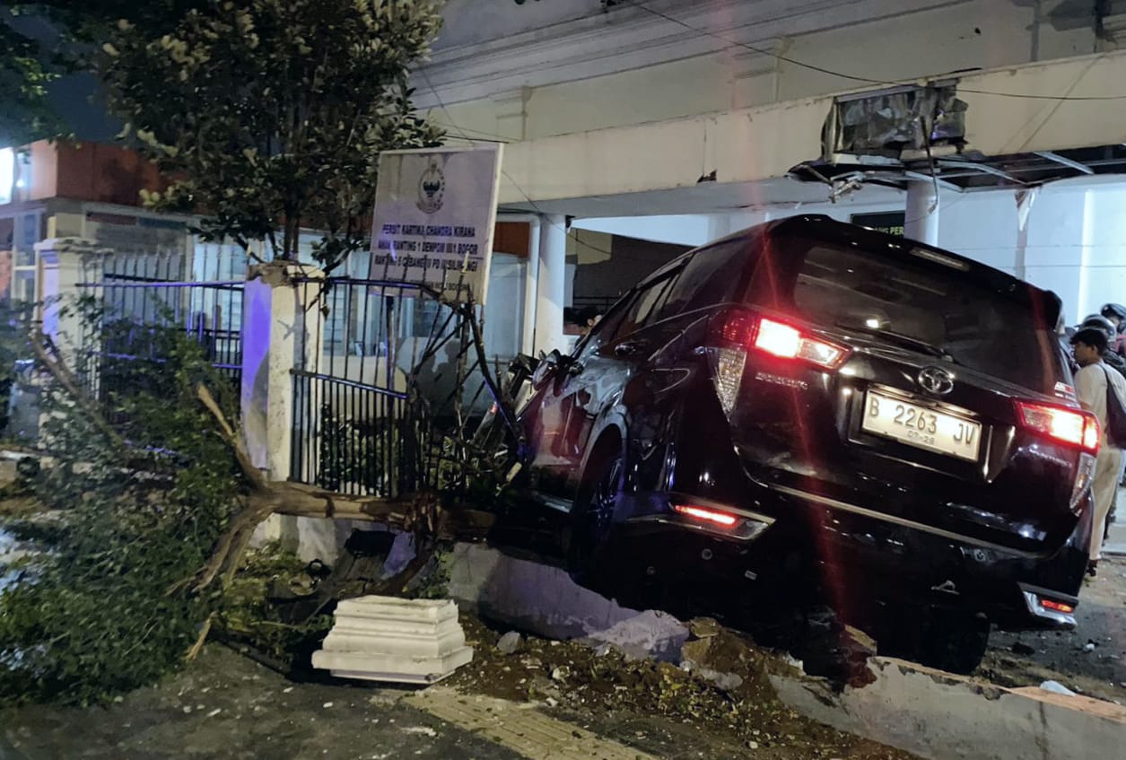 Pagar Markas Denpom III/1 Bogor Ringsek Dihantam Mobil Innova Ugal-ugalan