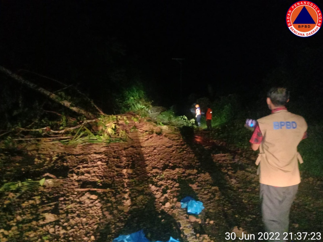 Tiga Pengendara Jatuh ke Jurang Akibat Tanah Longsor di Mamuju, Satu Luka Berat Dua Lainnya...
