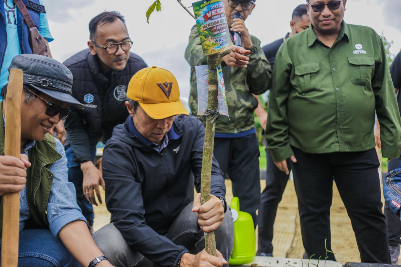Jaga Kualitas Kelestarian Alam, Dedie Rachim Bersama Komunitas Vespa Tanam Pohon di R3 Kota Bogor
