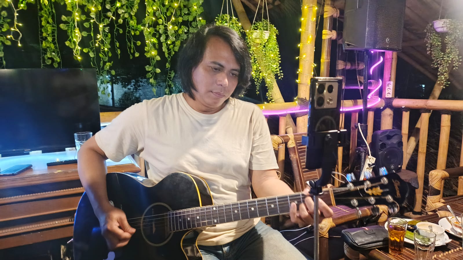 Dulu Guncang Indonesia Lewat Lagu Bintang, Kini Robi Guitaris Eks Anima Tampil di Kopi Jurang by Atok