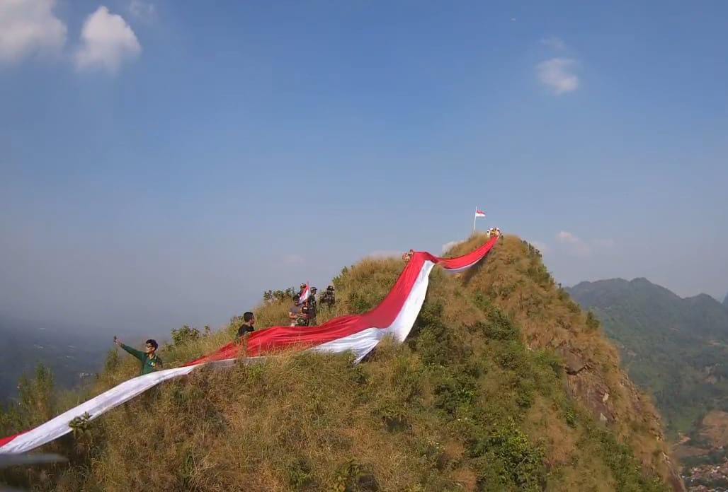 Puncak Gunung Batu Bogor Dibentangkan Bendera Merah Putih Sepanjang 100 Meter