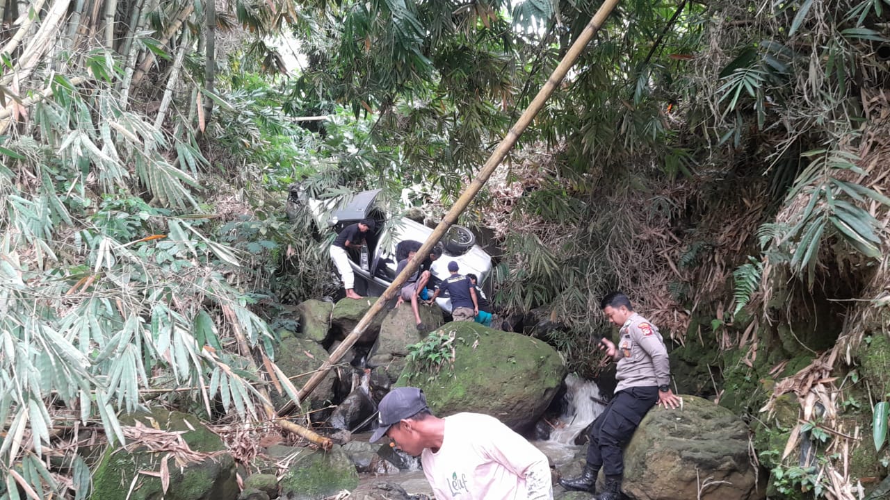 Mini Bus Terjun ke Jurang 30 Meter di Bogor, Pengemudi Selamat