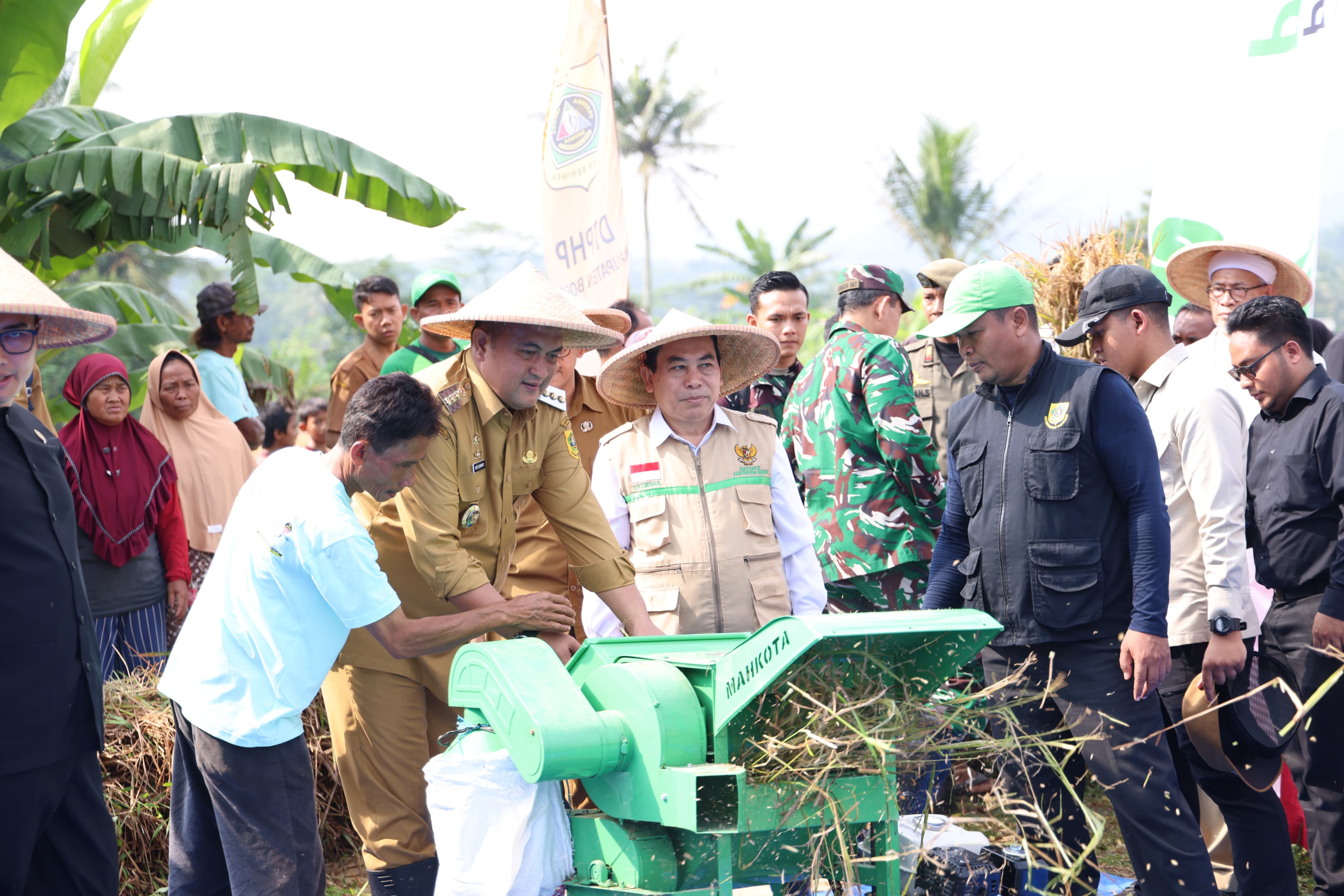 Bupati Bogor Salurkan Berbagai Bantuan Alat dan Sarpras Strategi Pertanian Produksi di Leuwisadeng