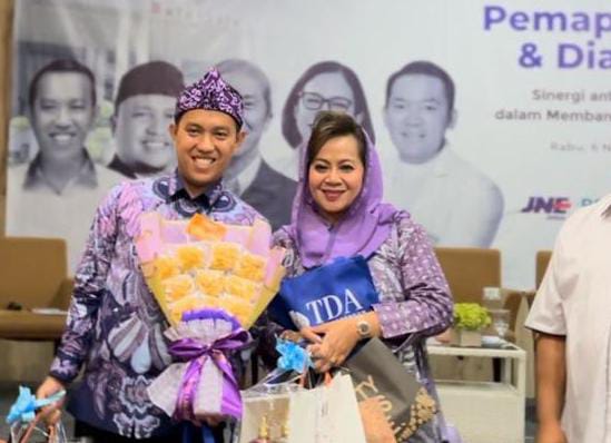 Gunakan Totopong Ungu, Sendi-Melli Gaungkan Rebo Nyunda dan Visi Misi saat Diskusi bersama Komunitas DTA