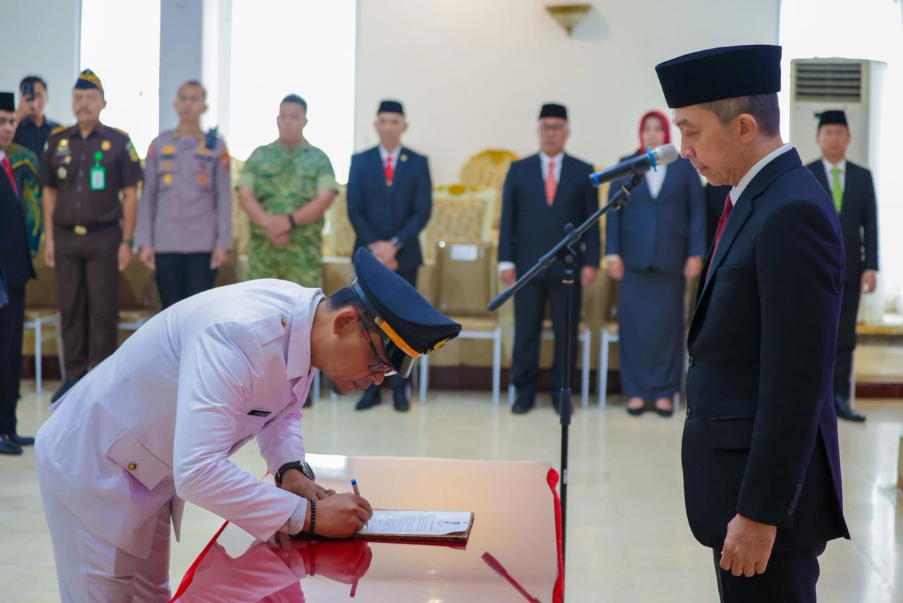 Lantik 12 Pejabat Baru, Dedie Rachim: Berikan Layanan Terbaik untuk Masyarakat Kota Bogor