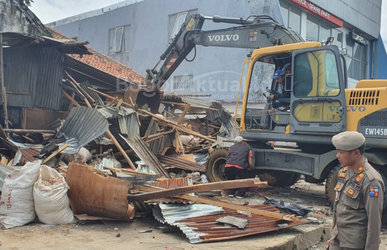 Tak Berizin, Puluhan Kios di Jalan Merdeka Dibongkar 