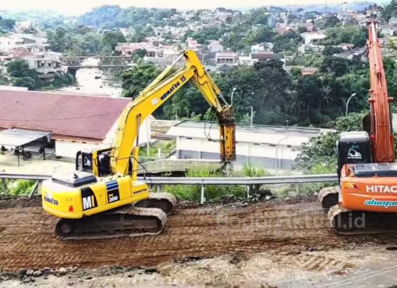 Dijadikan Ruang Terbuka Hijau, Jalan Saleh Danasasmita Batutulis Mulai Dibongkar