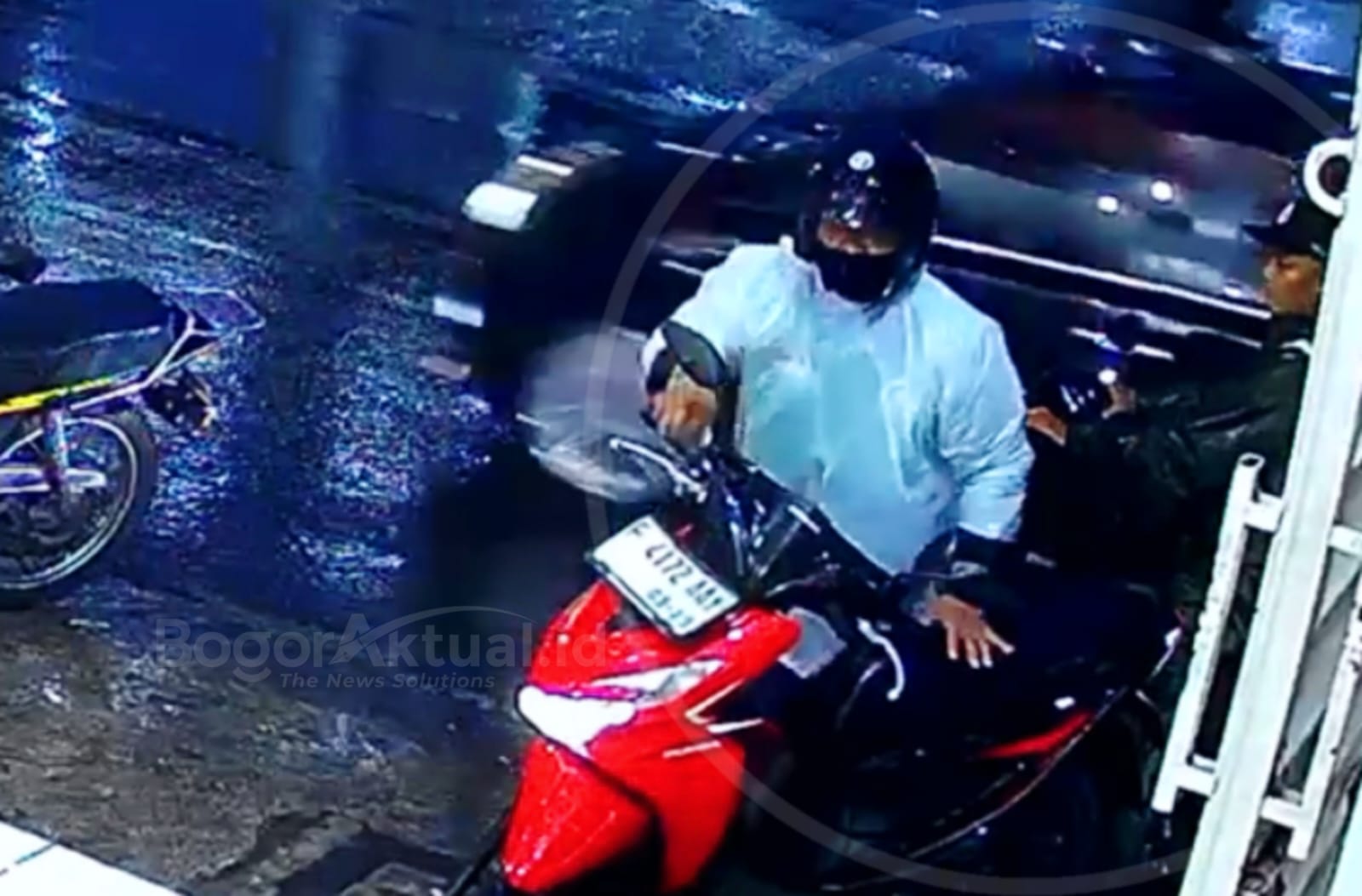 Curanmor di Bogor Beraksi Pakai Jaket Ojol Saat Hujan, Terekam CCTV Toko