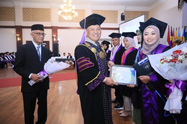 Unpak Wisuda 859 Mahasiswa di Gelombang Pertama 2024