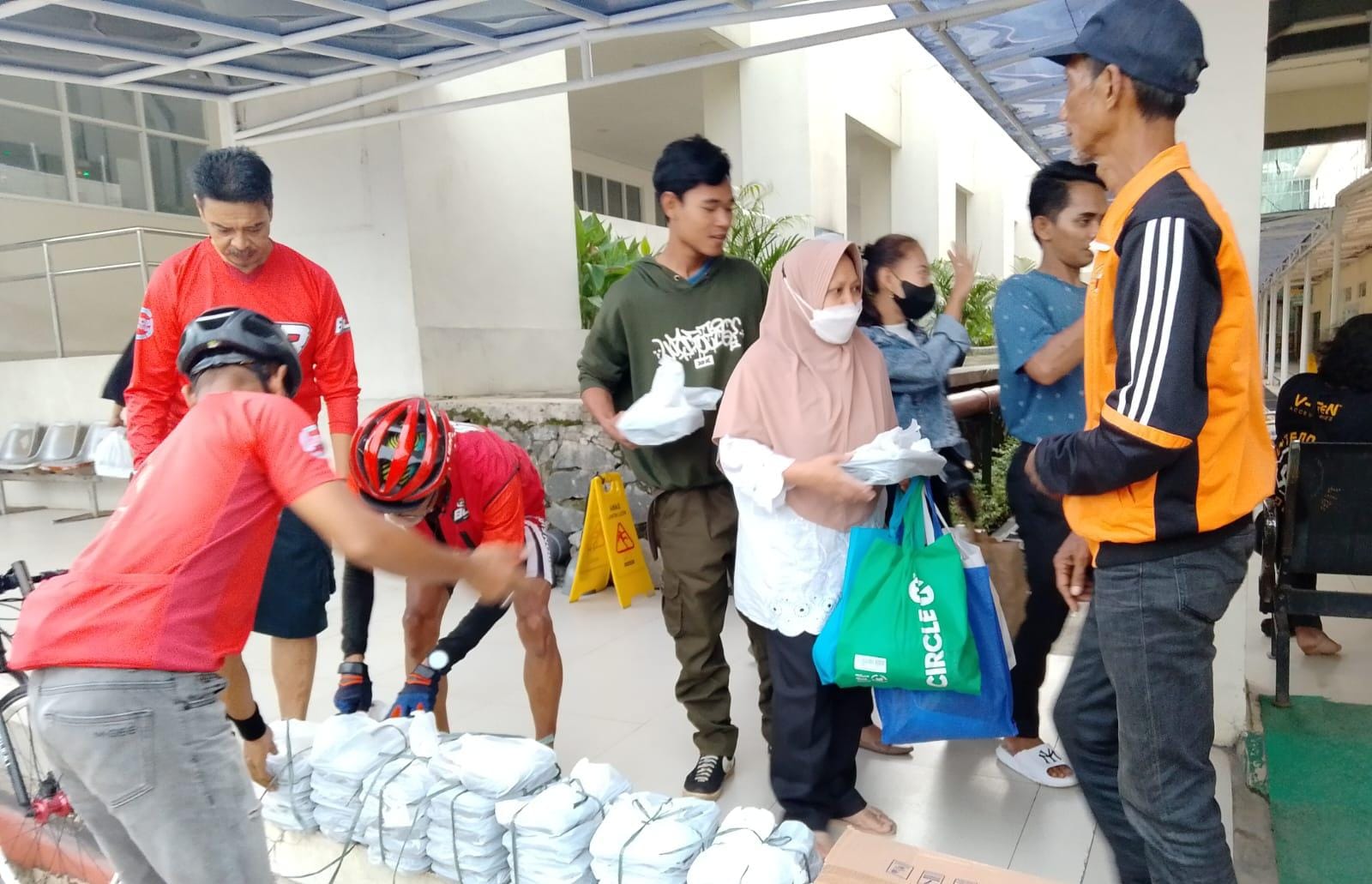 Peduli Sesama, Komunitas Sepeda BCR Gelar Berbagi Ramadhan di Mesjid RSUD Kota Bogor