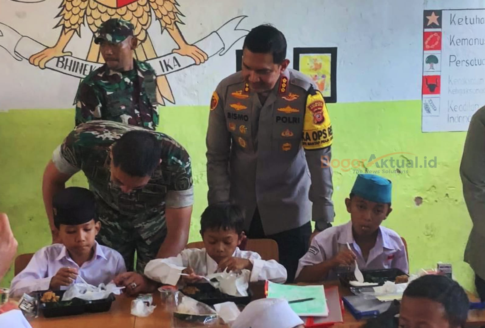 Ratusan Siswa SDN Kebon Kopi Kota Bogor Dapat Makan Siang Bergizi dari Polri dan TNI