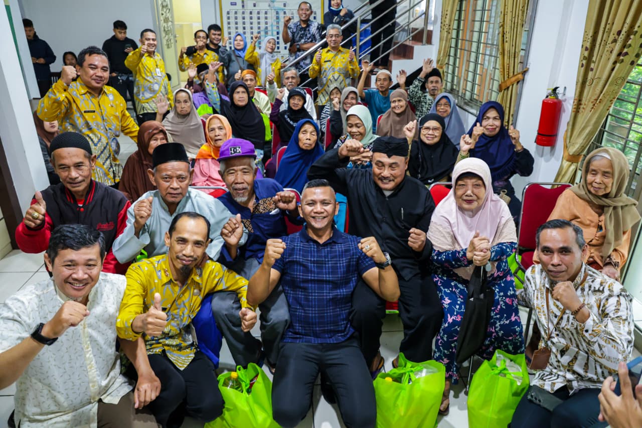 Pemerintah Kota Bogor Salurkan Bantuan Sembako untuk Lansia di Mulyaharja