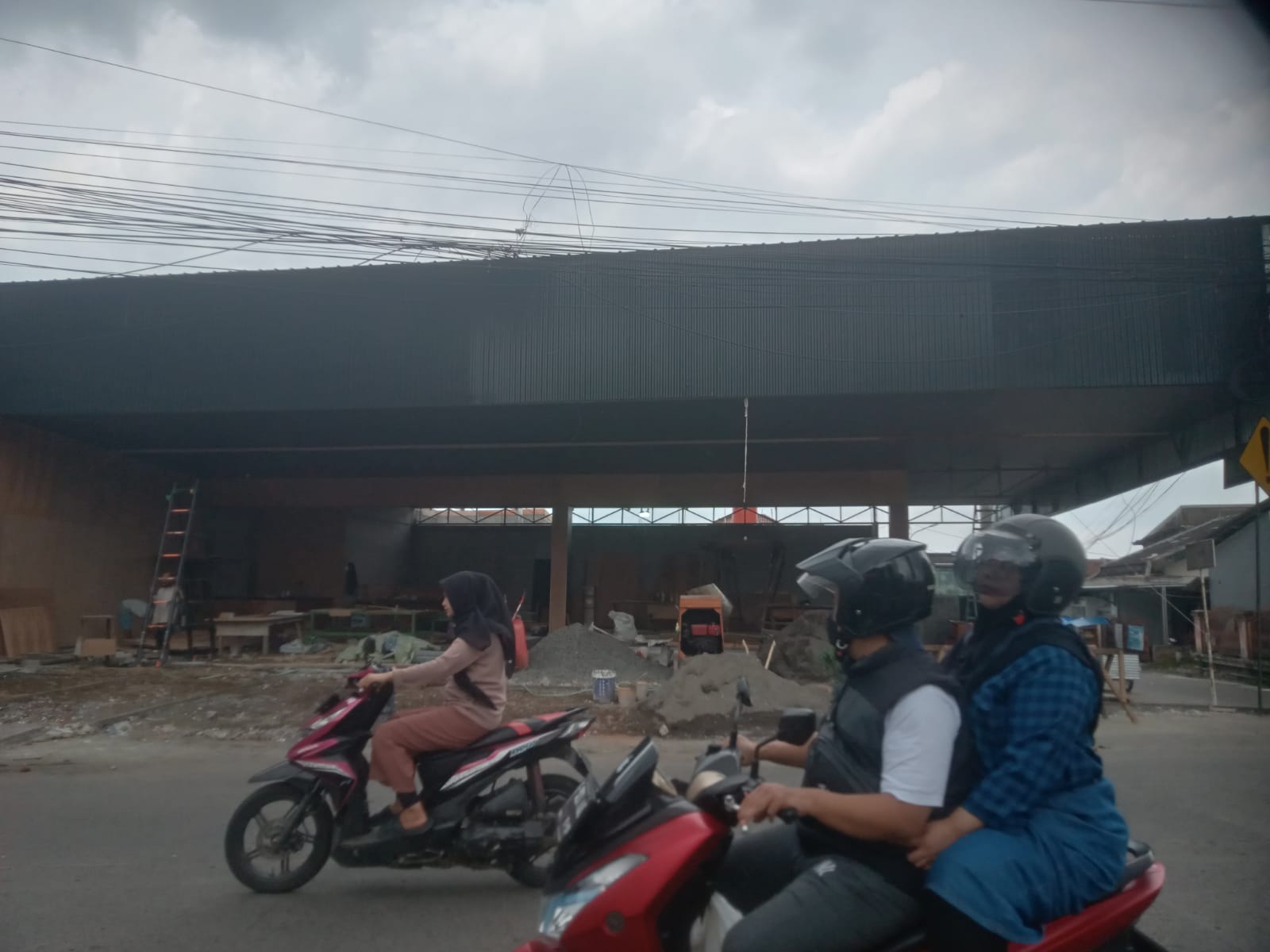 Bangunan Bakal Toko Buah Berdiri Kokoh Depan Kecamatan Ciomas, Diduga Belum Kantongi PBG