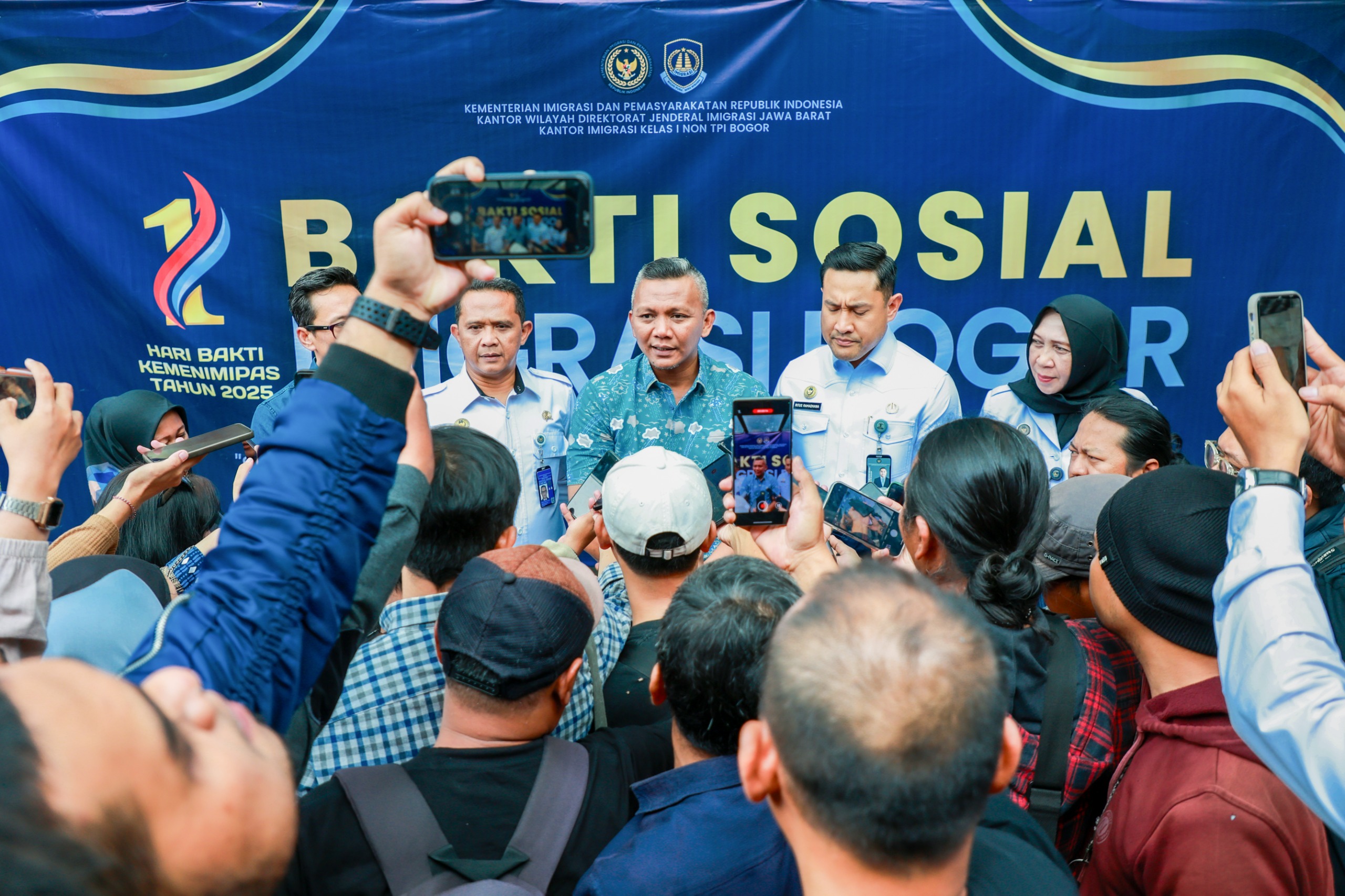 Imigrasi Berbagi Sembako Untuk Lansia hingga Ojol di Kota Bogor
