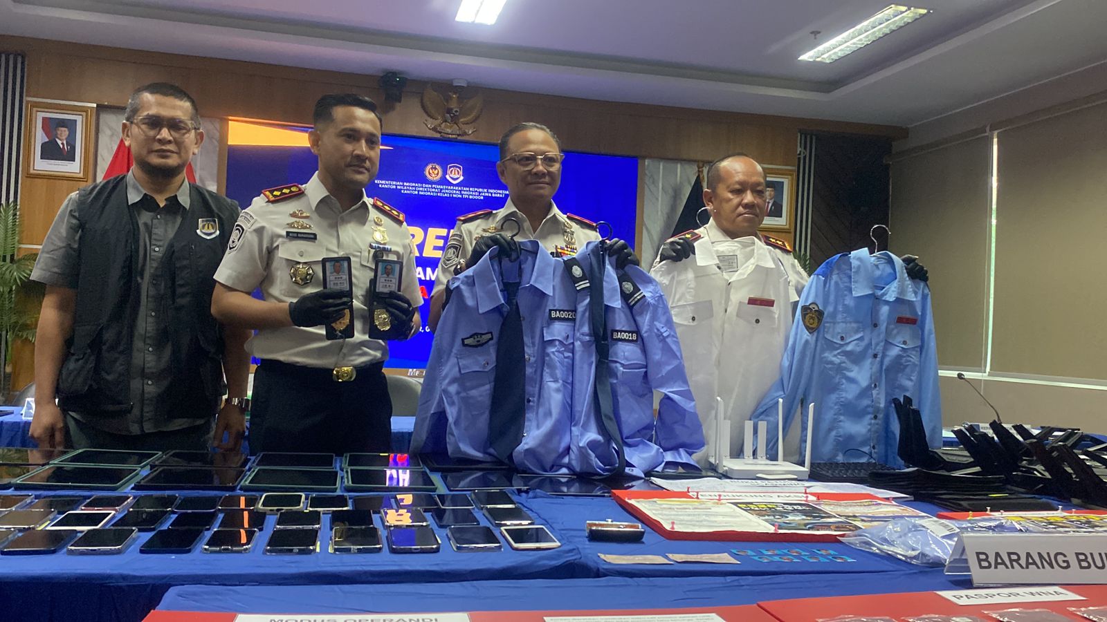 Digerebek Tengah Malam, 13 WNA Jepang Diciduk Imigrasi Bogor, Diduga Jalankan Penipuan Daring Berkedok Polisi di Sentul