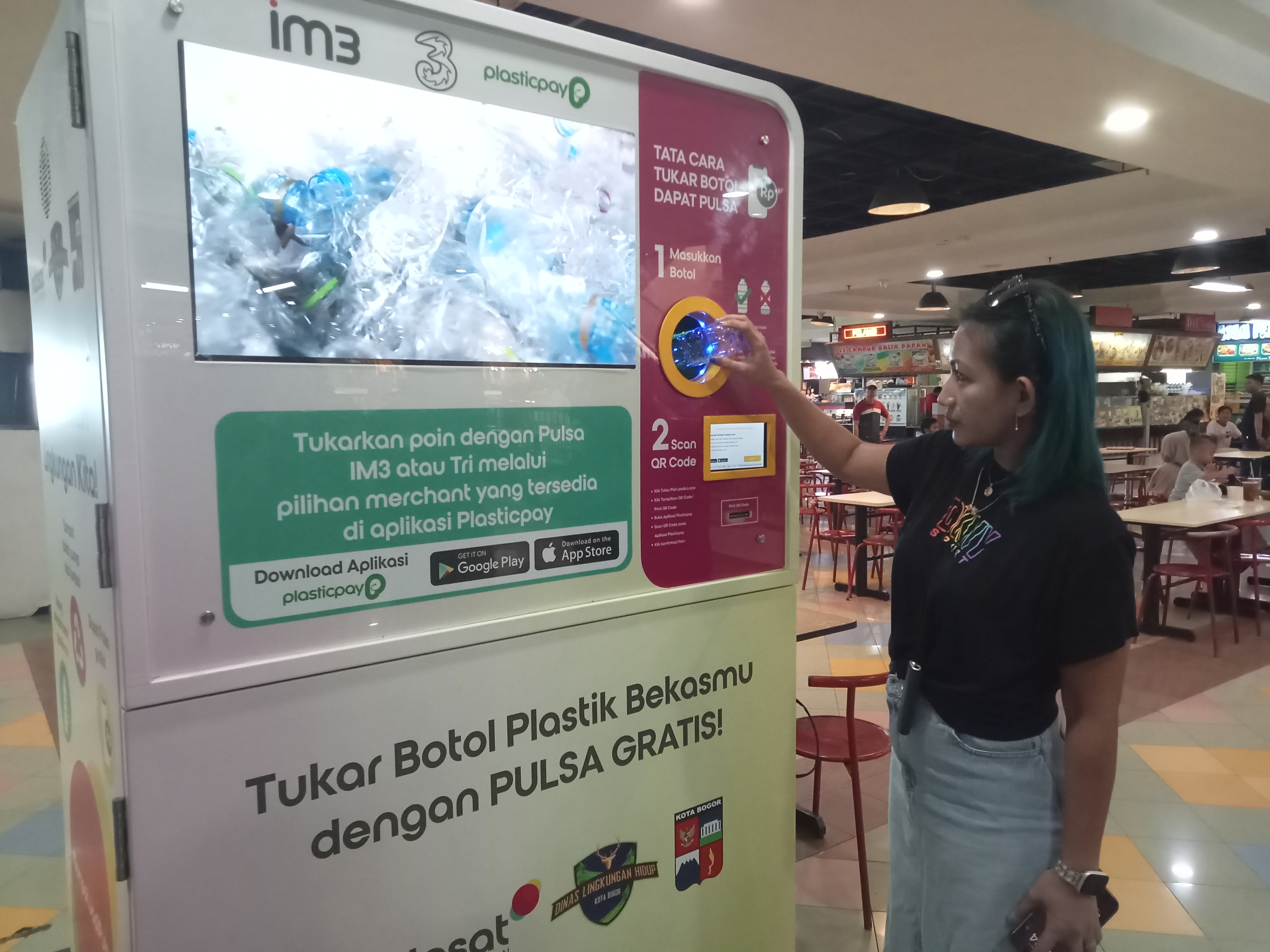 Upaya Pelestarian Lingkungan, Indosat Ooredoo Hutchison Sediakan Mesin Sampah Berhadiah Pulsa di Mall BTM