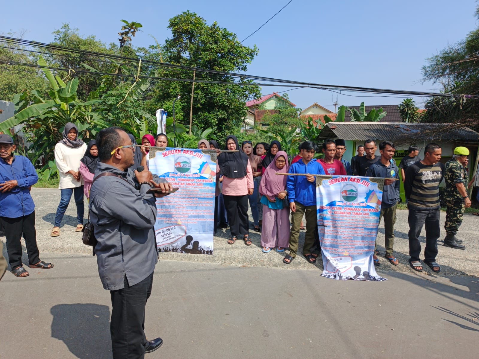 Warga Sukaluyu Geruduk Kantor Kecamatan Tamansari, Minta Gubernur Jabar Turun Soal Pengrusakan Lingkungan