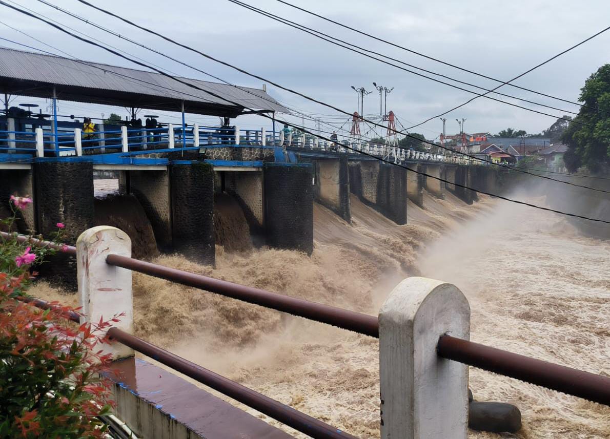 Tinggi Muka Air Bendung Katulampa Siaga 3, Warga Bantaran Sungai Ciliwung Diminta Waspada!