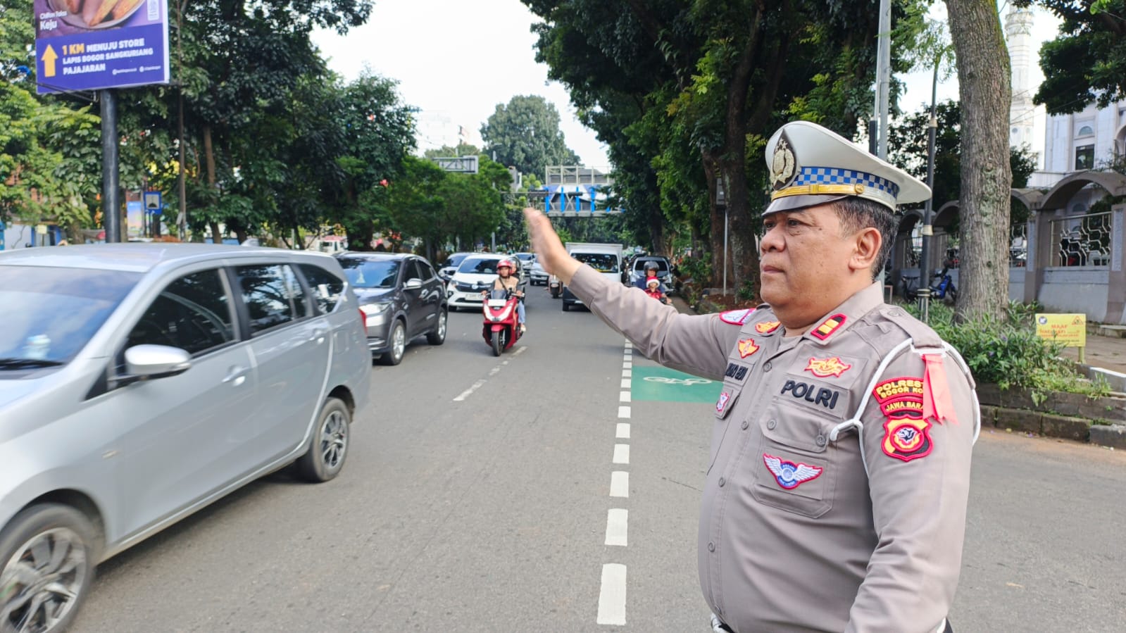 Kanit Lantas Polsek Botim Berjibaku Urai Kepadatan Lalu Lintas Malam Natal di Jalan Pajajaran