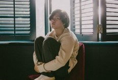 Lirik Lagu Blue Jeans oleh Gangga Kusuma Beserta Terjemahannya