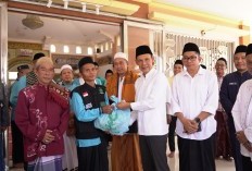 Wakil Bupati Bogor Jaro Ade Serahkan Bantuan Lewat Jumling di Gunung Putri    
