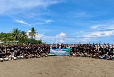 Karyawan RM Ayam Bakar Pak Atok Gelar Family Gathering Penuh Keceriaan di Pantai Anyer