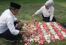 Dedie Rachim Bersama Keluarga Besar Berziarah Ke Makam Orangtua