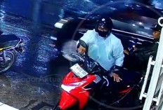 Curanmor di Bogor Beraksi Pakai Jaket Ojol Saat Hujan, Terekam CCTV Toko