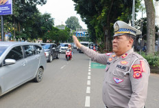Kanit Lantas Polsek Botim Berjibaku Urai Kepadatan Lalu Lintas Malam Natal di Jalan Pajajaran
