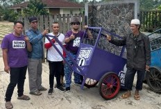 Wujudkan Kepedulian Lingkungan, Sendi-Melli Serahkan Bantuan Gerobak Sampah Disejumlah Kelurahan